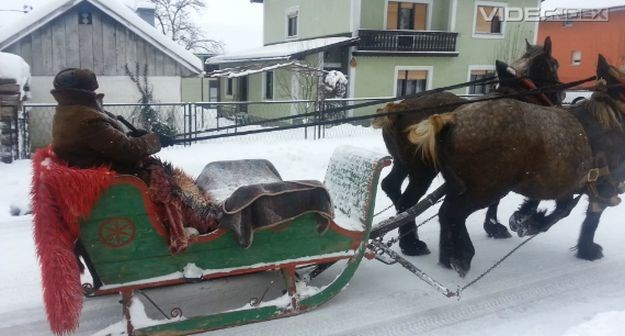 Pogledajte kako u 2015. u Otočcu goleme saonice vuku konji