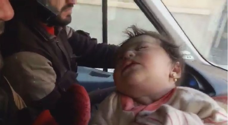 POTRESNI VIDEO Volonteri iz sirijskih ruševina spasili malu bebu