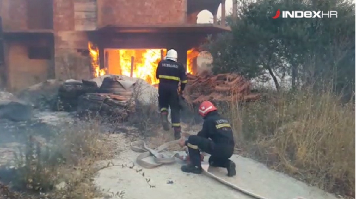 VIDEO Pogledajte kako vatrogasci iz Vranjica spašavaju kuću koju guta plamen