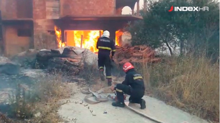 VIDEO Pogledajte kako vatrogasci iz Vranjica spašavaju kuću koju guta plamen