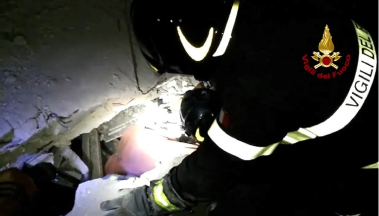 VIDEO Talijanski vatrogasci iz ruševina nakon potresa spasili sedmomjesečnu bebu