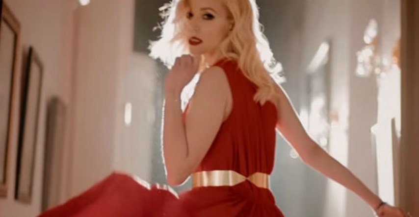 Jelena Rozga u novom spotu nosi bajkovitu crvenu kreaciju Diane Viljevac