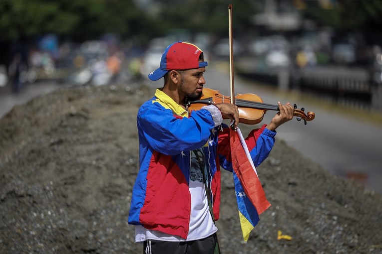 SIMBOL PROSVJEDA Violinist u Venezueli izgubio sluh,  policija ga premlatila njegovom violinom
