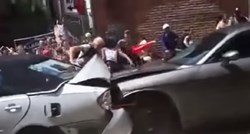 UZNEMIRUJUĆA SNIMKA Pogledajte kako se auto zabio u ljude koji su prosvjedovali protiv rasista