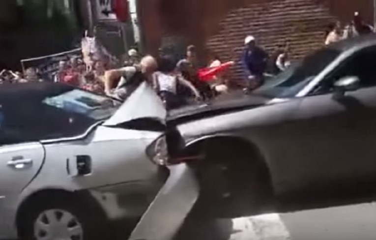 UZNEMIRUJUĆA SNIMKA Pogledajte kako se auto zabio u ljude koji su prosvjedovali protiv rasista
