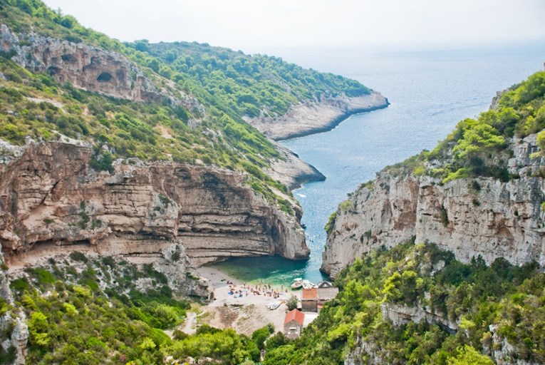 CNN: "U lipnju morate vidjeti hrvatski otok po kojem su se skrivali partizani"