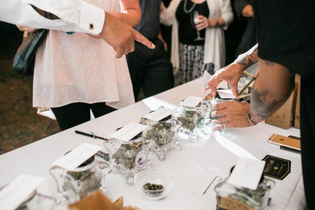 Svadba koja je postala hit: Goste dočekali sa švedskim stolom punim marihuane