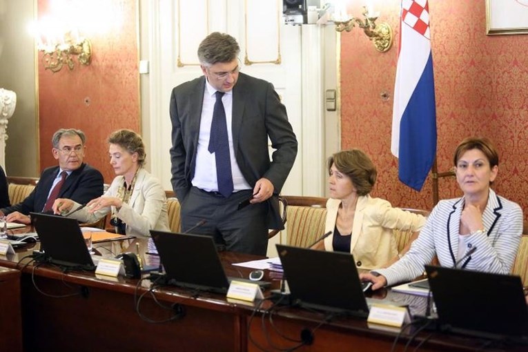 Vlada maknula Stiera i Barišića iz hrpe fotelja