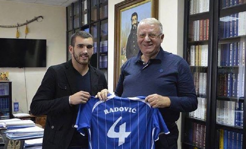 Srbinu zbog fotografije sa Šešeljom propao transfer u Makarsku