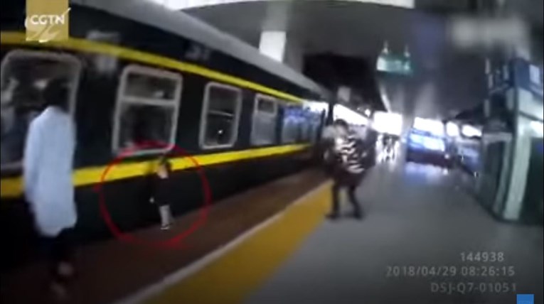 Curica pala između vlaka i perona u Kini, pogledajte snimku