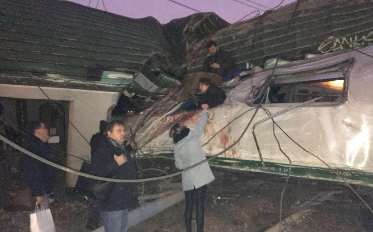 Teška nesreća u Milanu: Vlak izletio s tračnica, ima mrtvih, putnici zarobljeni u smrskanim vagonima