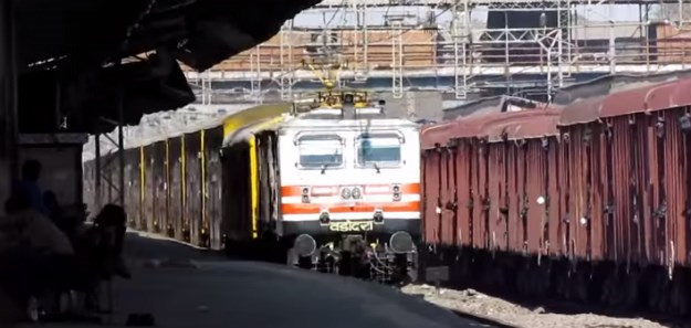Čudo u Indiji: Novorođenče nakon poroda ispalo iz vlaka na tračnice i preživjelo