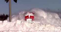 Izgleda zastrašujuće: Vlak juri kroz ogromne snježne nanose i razbija ih poput ralice