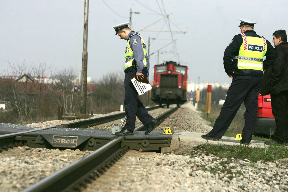 Auto sletio na prugu kod Ogulina, a onda ga udario vlak