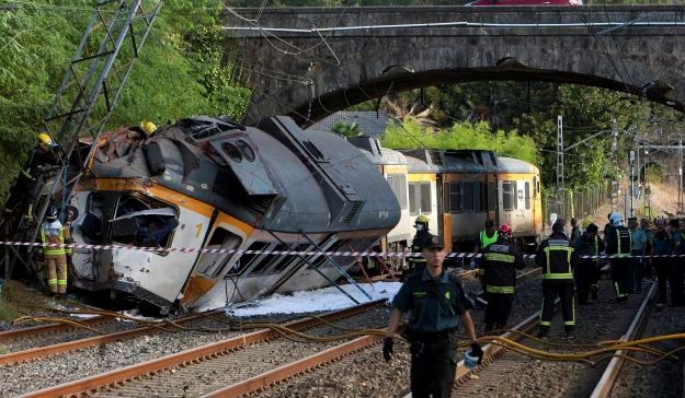 U izlijetanju vlaka u Španjolskoj najmanje 4 mrtvih, ozlijeđeno pedeset osoba