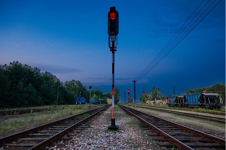 Mladić poginuo u naletu vlaka u Slavonskom Brodu