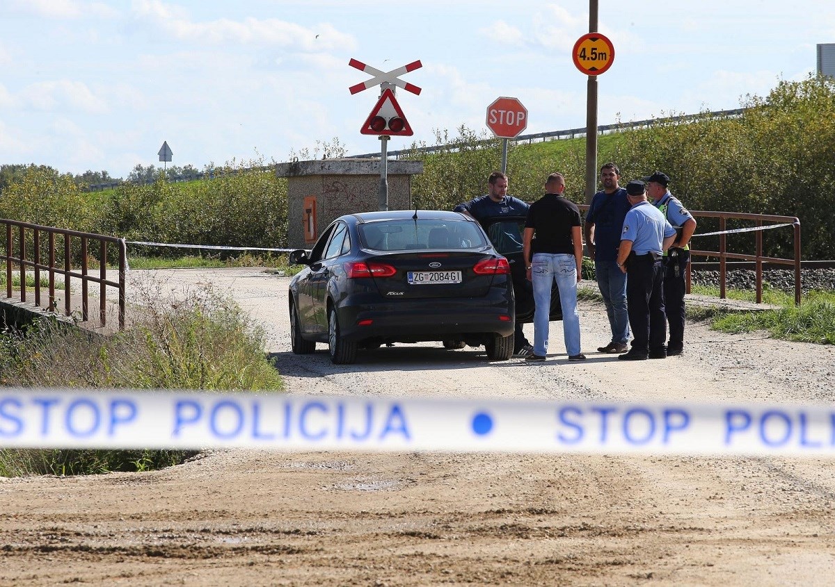 DETALJI TRAGEDIJE KOD VRBOVSKOG Auto se nije zaustavio i vlak ga je pokupio, jedan poginuli je maloljetan