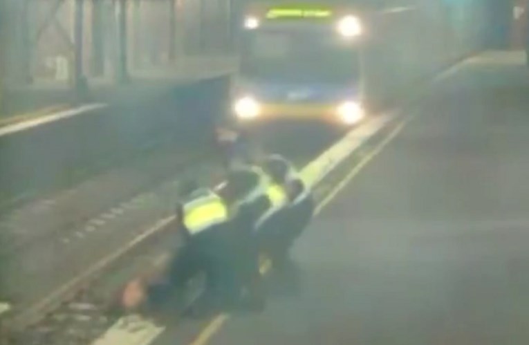 POGLEDAJTE SNIMKU Ženu u Australiji u zadnji čas izvukli s tračnica pred jurećim vlakom