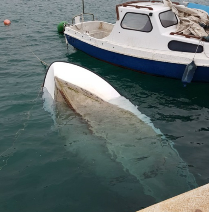 Drama u Veloj Luci: Zbog strašnog nevremena trajekt potopio brodicu