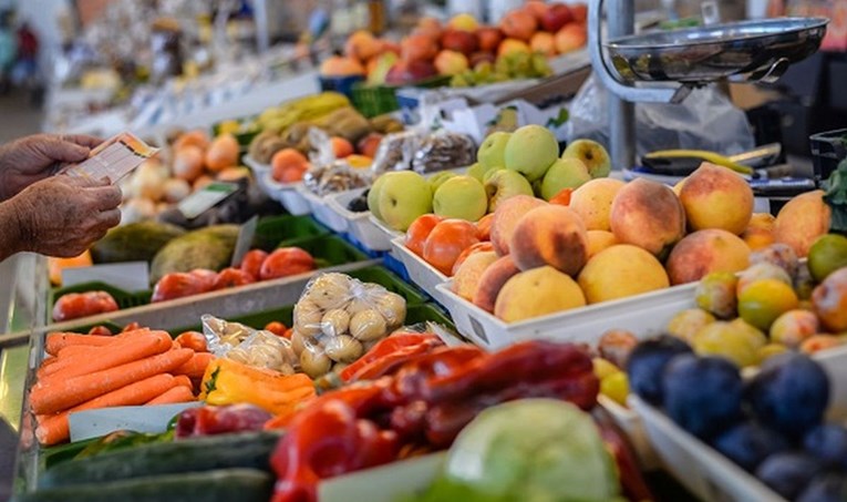U Francuskoj na tri četvrtine voća nađeni pesticidi, najviše pogođeni grožđe, mandarine i trešnje