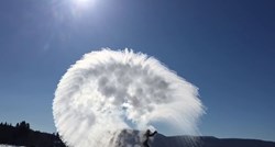 Da se smrzneš: U zrak je bacio lonac kipuće vode i stvorio nevjerojatan prizor