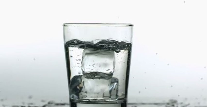 Evo zašto je čaša vode s ledom dok je vani vruće jako loša ideja