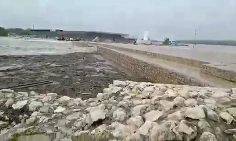 VIDEO Voda srušila most u Ninu: "Nemamo struje ni vode, odsječeni smo"