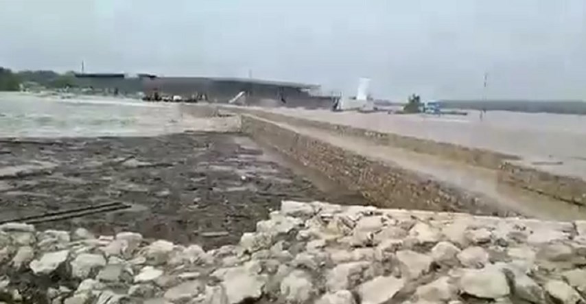 VIDEO Voda srušila most u Ninu: "Nemamo struje ni vode, odsječeni smo"