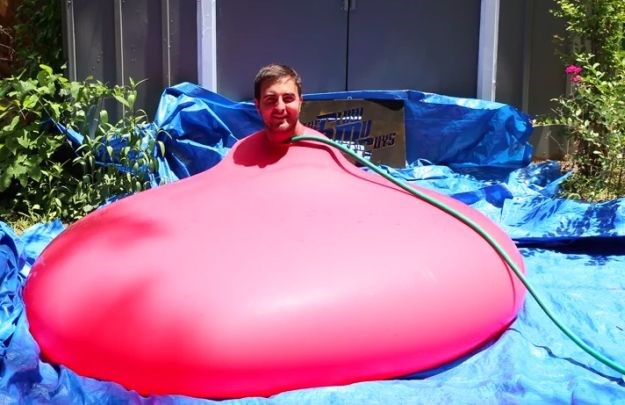 Suludi eksperiment: Pogledajte što se dogodi kad se čovjek uvuče u vodeni balon