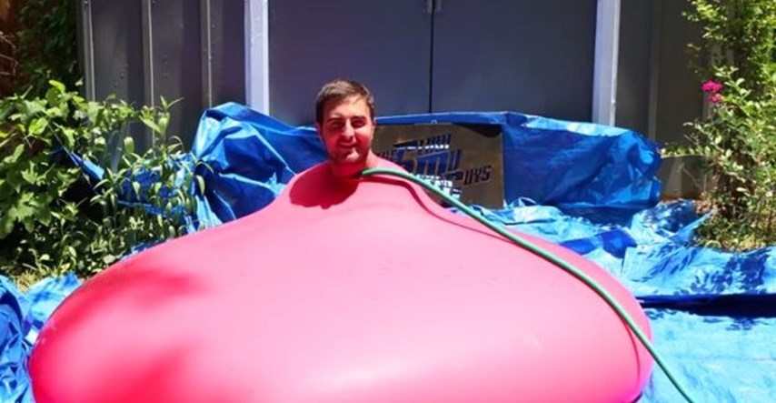 Suludi eksperiment: Pogledajte što se dogodi kad se čovjek uvuče u vodeni balon