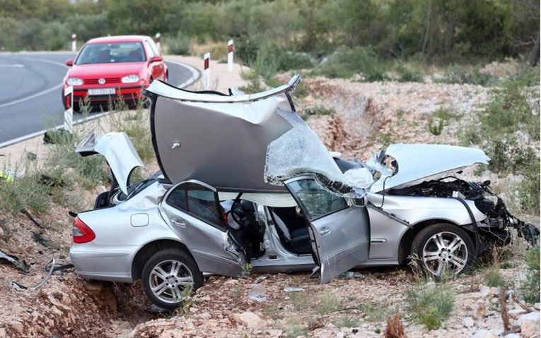 Frontalni sudar dva Mercedesa na vodičkoj obilaznici, poginula jedna osoba