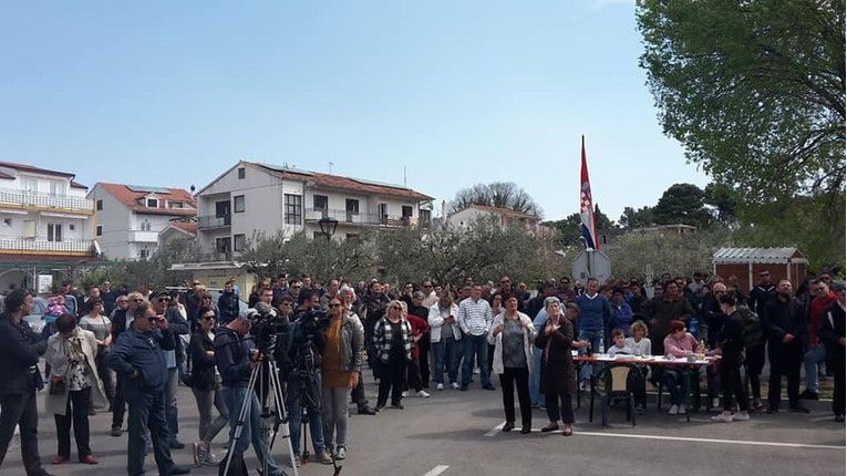 Vodice na nogama, stotine građana prosvjedovalo protiv devastacije grada