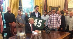 Tijekom posjeta Bijeloj kući, američka sportska zvijezda Trumpu ispod stola "uvalila" srednji prst