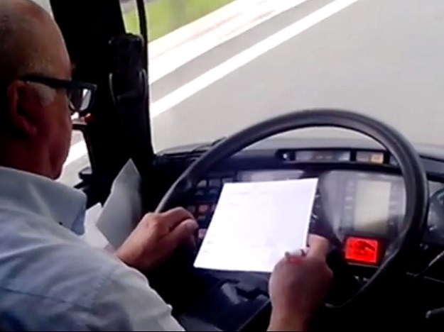 VIDEO Vozač autobusa vozi, telefonira, rješava papirologiju...Na prigovor putnika kaže - "Mogu ja sve"