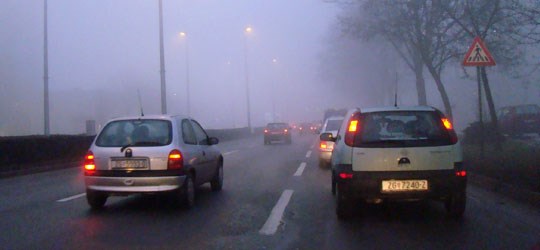 Oprezno u prometu: Ceste su mokre, magla smanjuje vidljivost