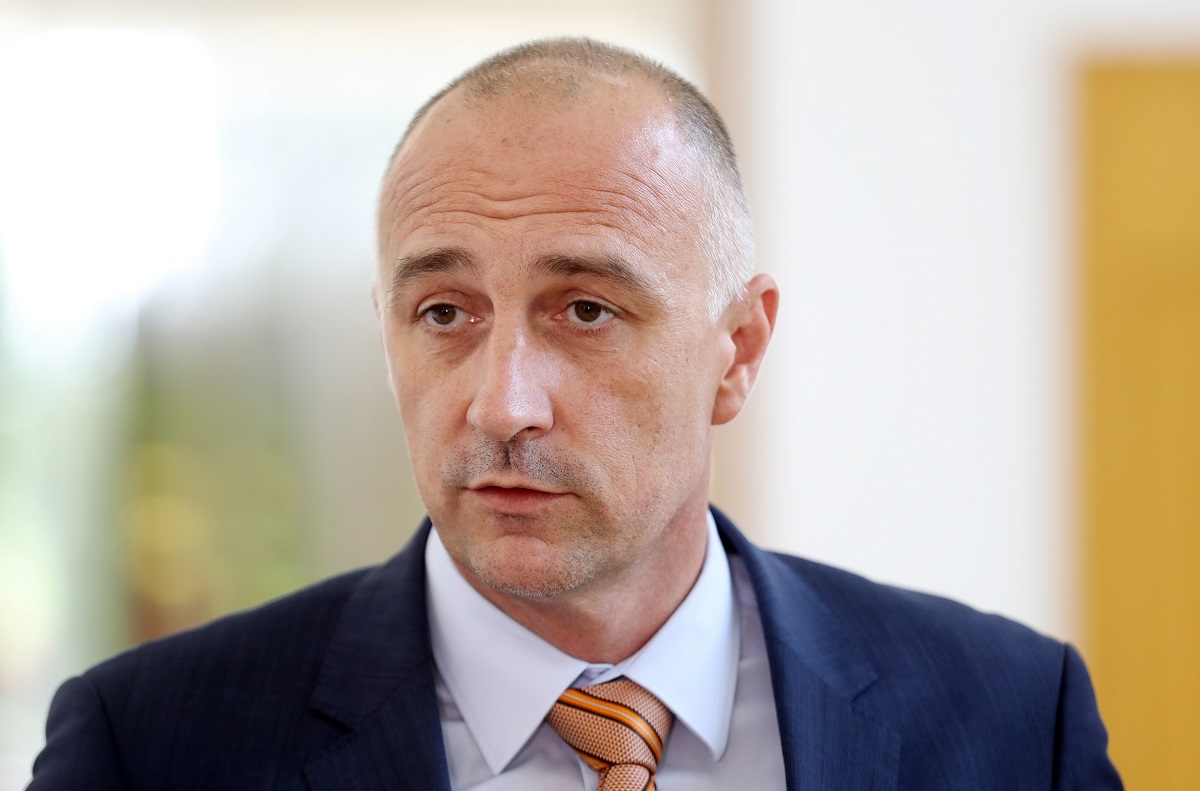 Vrdoljak pozvao "Titanik" vladu da prestanu s militarizacijom dok su udžbenici iz informatike iz 1993.