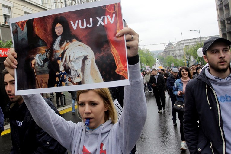 SEDMI DAN ZAREDOM U Srbiji tisuće ljudi marširaju protiv Vučića