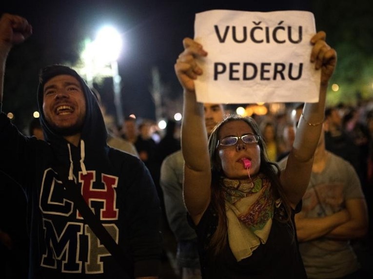VIDEO Tisuće prosvjedovale u Srbiji protiv Vučićeve pobjede: "Lopovi, lopovi"