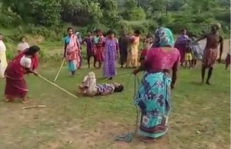 VIDEO Navodnog silovatelja žene zavezale i pretukle ogromnim štapovima