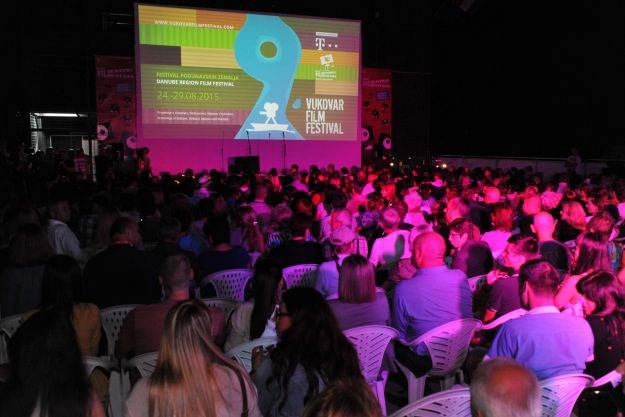 Otvoren filmski festival u Vukovaru, pažnju privukla ljepotica uz Renea Bitorajca