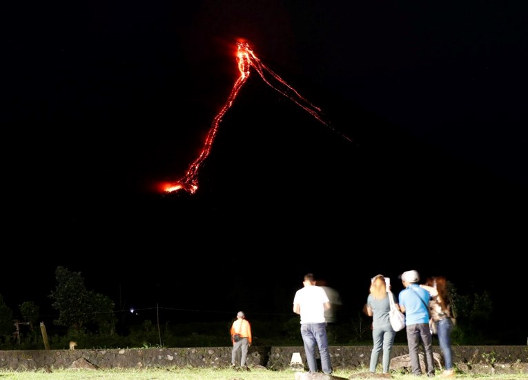 Pogledajte dramatičnu erupciju vulkana na Filipinima, tisuće ljudi u bijegu