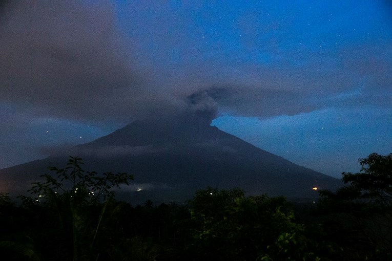 VIDEO Izdano crveno upozorenje: Vulkan na Baliju izbacio pepeo na 6000 metara visine