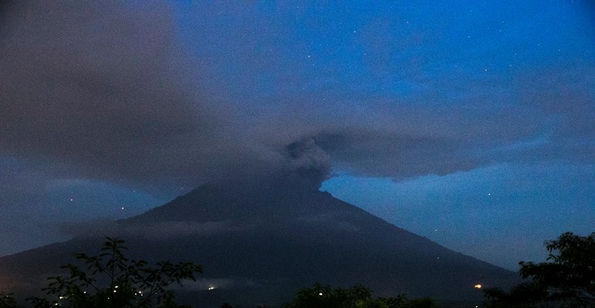 VIDEO Izdano crveno upozorenje: Vulkan na Baliju izbacio pepeo na 6000 metara visine