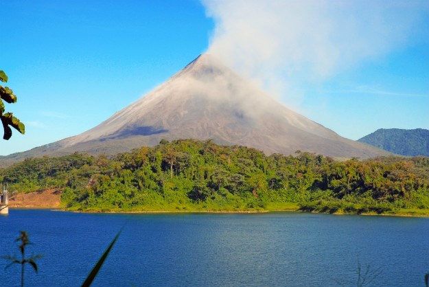 Na japanskom otoku eruptirao vulkan, naređena evakuacija stanovništva