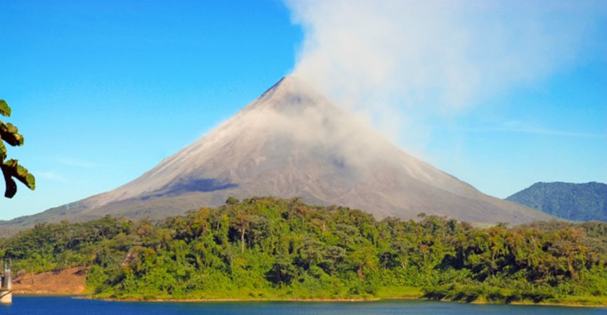 Na japanskom otoku eruptirao vulkan, naređena evakuacija stanovništva
