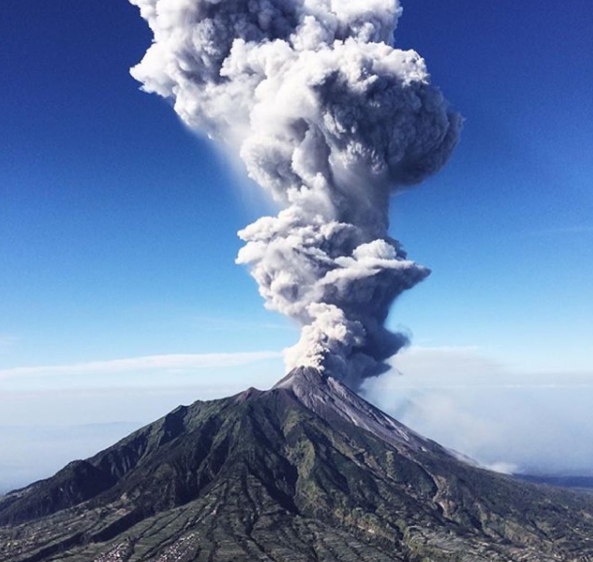 VIDEO Kamperi pravili doručak u Indoneziji kad je iznad njih eruptirao vulkan