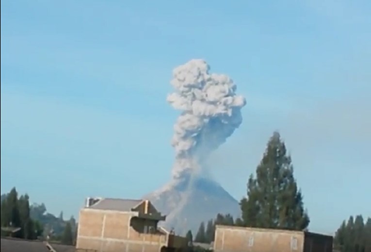 Najmanje deset osoba ozlijeđeno u erupciji Etne