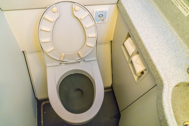 Znate li što se događa kada pustite vodu u avionskom WC-u?