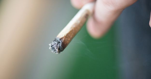 Policija uhvatila svećenika dok je pušio marihuanu s članovima zbora