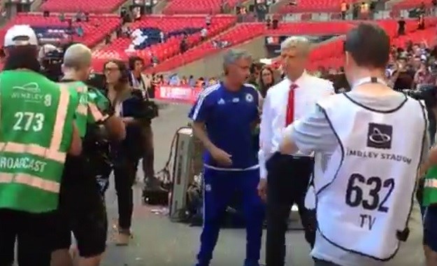 Zbilja se ne podnose: Wenger elegantno zaobišao Mourinha nakon osvajanja Superkupa